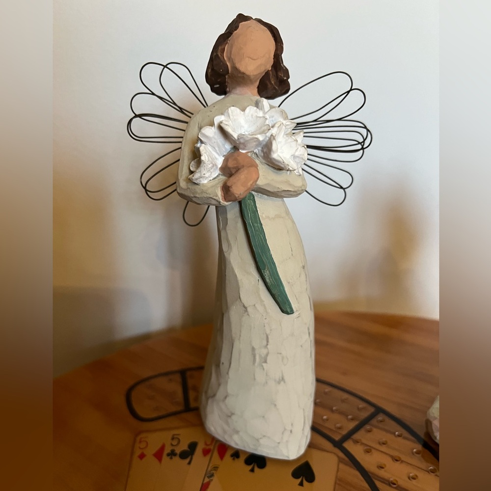 Demdaco Willow Tree Angel of love 2000 Figurine with White Flowers.